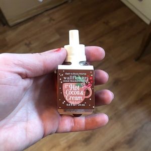 Hot Cocoa and Crème wall flower bulb, bath and body works, wallflower, fragrance